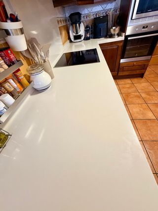 Cocina madera con encimera Silestone blanca