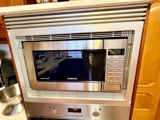 Cocina madera con encimera Silestone blanca