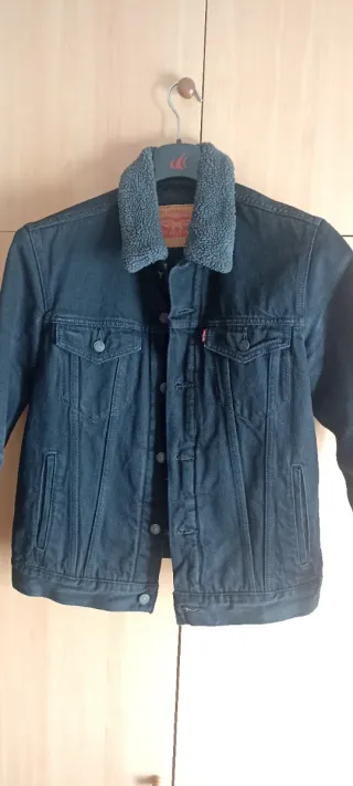 Cazadora vaquera Levi's con forro. Talla M.