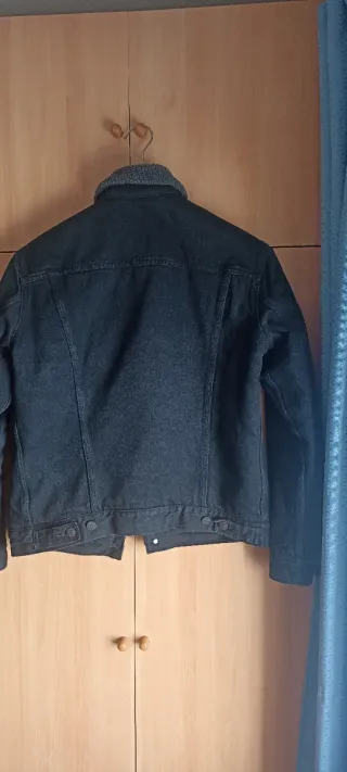 Cazadora vaquera Levi's con forro. Talla M.