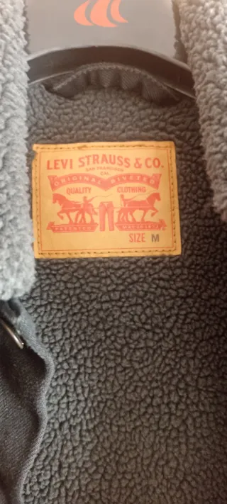 Cazadora vaquera Levi's con forro. Talla M.
