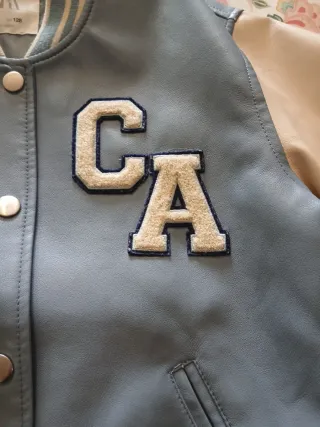 Chaqueta Zara estilo universitario