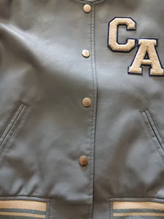 Chaqueta Zara estilo universitario