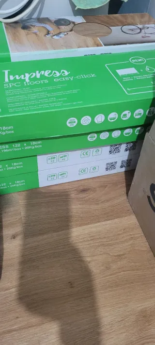 7 cajas de suelo SPC Roble especial humedad.
