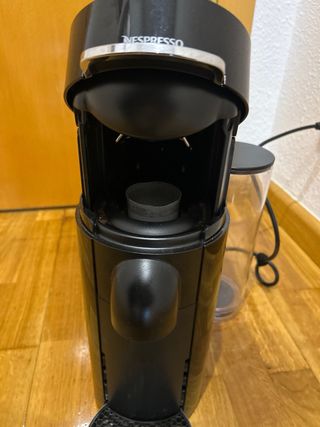 Cafetera Nespresso Negra + guarda-cápsulas
