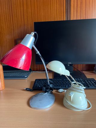 Lámparas de escritorio roja y beige