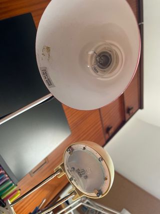 Lámparas de escritorio roja y beige