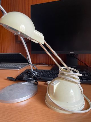 Lámparas de escritorio roja y beige