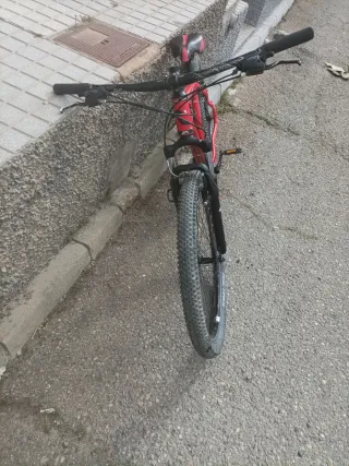 Bicicleta de montaña roja