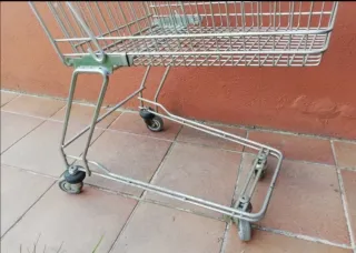 Carro de supermercado metálico