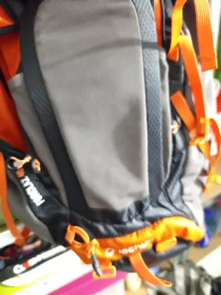 Mochila Forclaz 40L Negra y Naranja