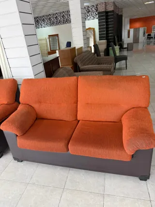 Sofá modular naranja y marrón