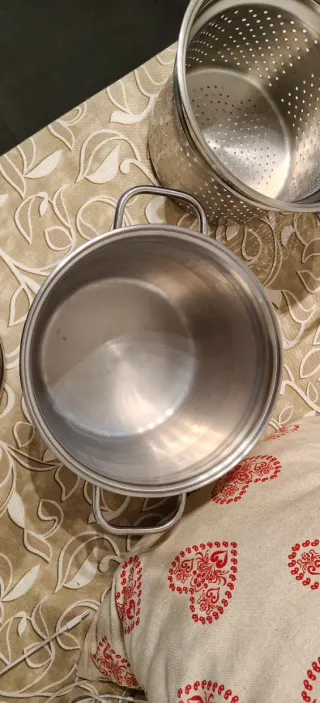 Pentola con colapasta in metallo