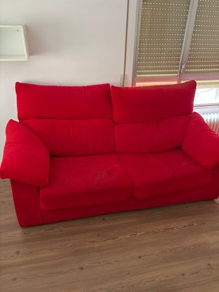 Sofá de tela rojo
