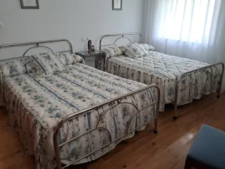 Dormitorio completo con 2 camas
