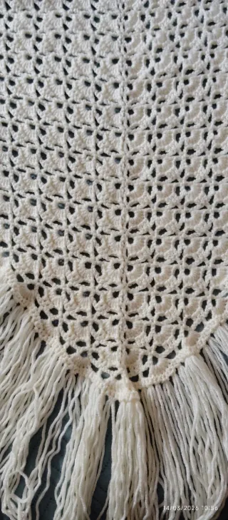 Mantón de crochet blanco con flecos