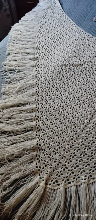 Mantón de crochet blanco con flecos