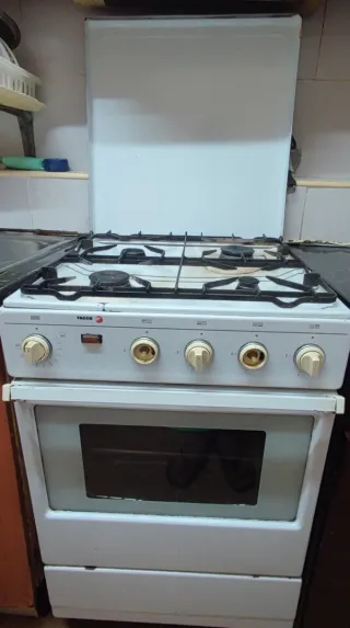 Cocina de gas butano 4 fuegos con horno