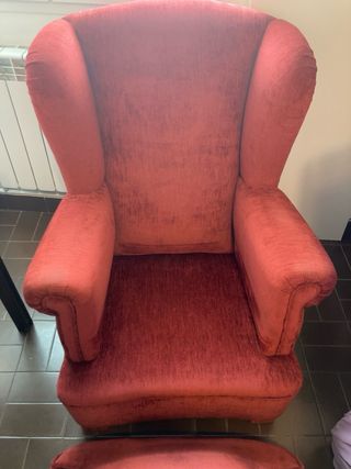 Sillón de tela rojiza  El cojin es de plumas