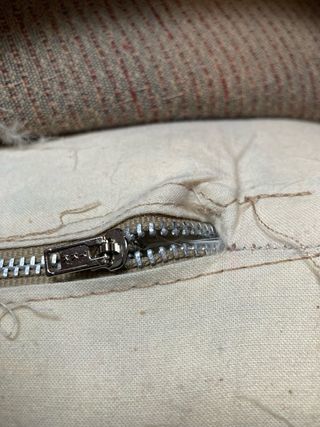 Sillón de tela rojiza  El cojin es de plumas