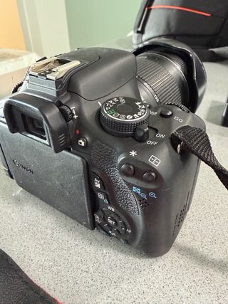 Cámara de fotos reflex Canon EOS 600D + Accesorios