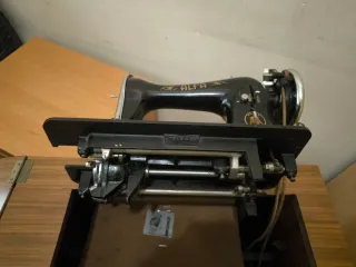 Máquina de coser Alfa retro con mueble
