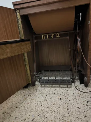 Máquina de coser Alfa retro con mueble