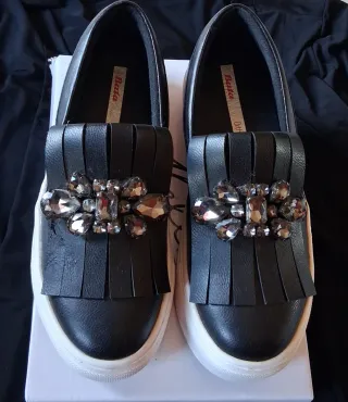 Scarpe donna Bata nere con strass