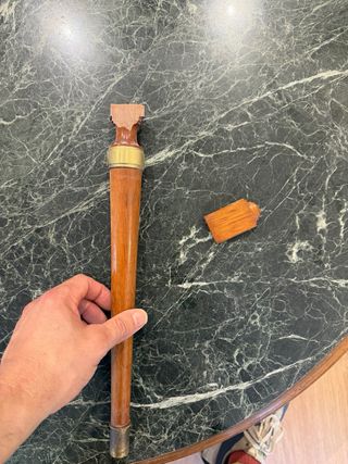 Mesa de centro ovalada de mármol y madera