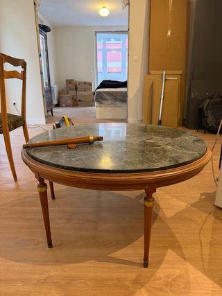 Mesa de centro ovalada de mármol y madera