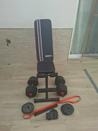 Banco de pesas con mancuernas y goma