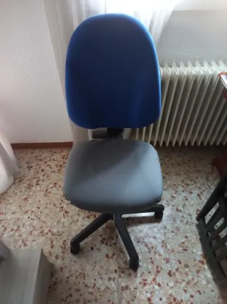 Silla de oficina giratoria azul y gris, un regalo
