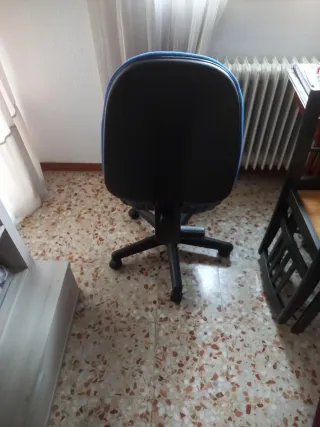 Silla de oficina giratoria azul y gris, un regalo