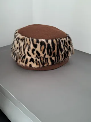 Abrigo tres cuartos,sombrero Jackeline,piel sintet