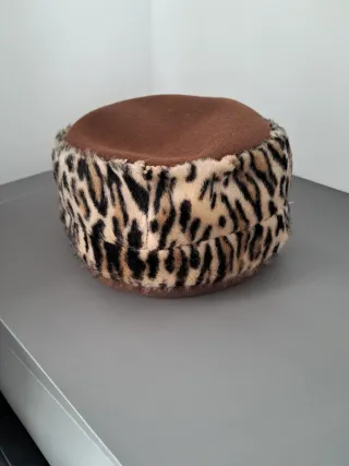 Abrigo tres cuartos,sombrero Jackeline,piel sintet