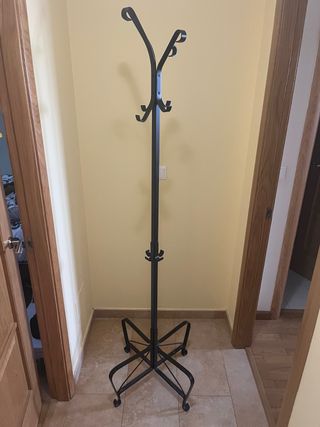 Perchero de pie metálico color forja