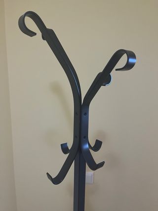 Perchero de pie metálico color forja