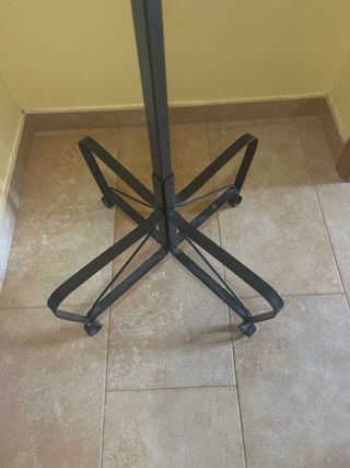 Perchero de pie metálico color forja