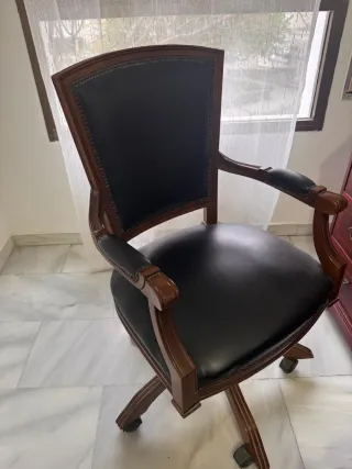 Escritorio Buró Madera. Silla de madera y cuero.