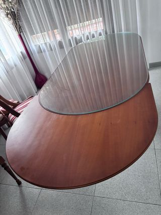 Mesa de comedor de madera y cristal