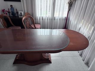 Mesa de comedor de madera y cristal