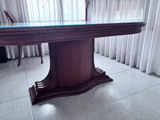 Mesa de comedor de madera y cristal