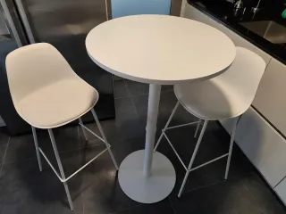 Mesa alta y 2 taburetes blancos
