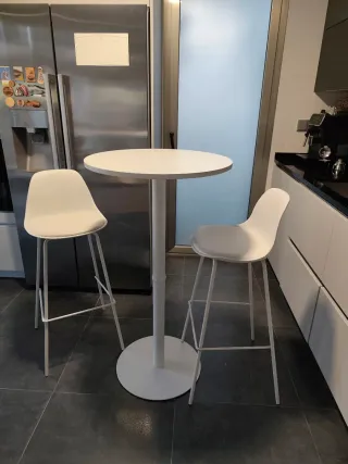 Mesa alta y 2 taburetes blancos