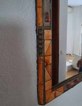 Espejo decorativo con piedras