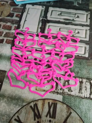 Perchas Barbie Rosa para ropa de muñeca