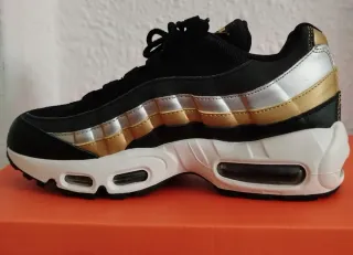 Nike Air Max 95 Negro y Dorado