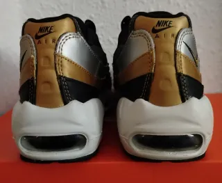 Nike Air Max 95 Negro y Dorado