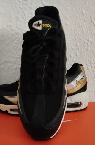 Nike Air Max 95 Negro y Dorado