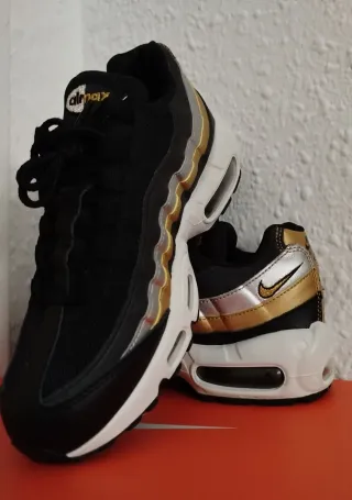 Nike Air Max 95 Negro y Dorado